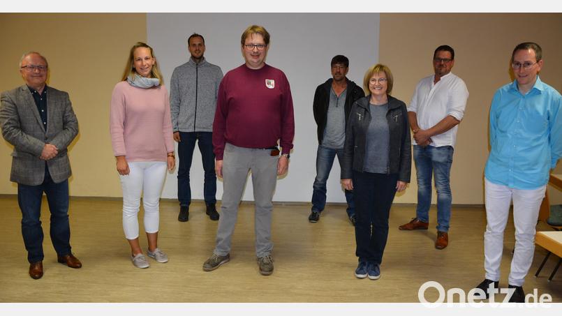 Neuwahlen gab es beim Pechlattenfixner Dorftheater. Im Bild (von links) Spielleiter Anton Krisch, Simone Zitzlmann, Markus Böx, Vorsitzender Thomas Flügel, Klaus Brandner, Konny Flügel, Bürgermeister Stephan Schübel und Thomas Robl. Bild: jr