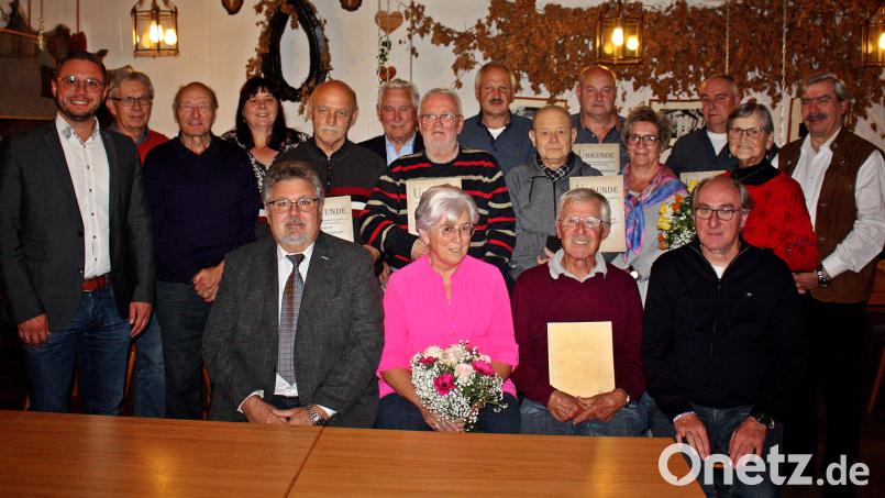 Der wiedergewählte Vorsitzende Walther Piehler (vorne von links), Schriftführerin Lieselotte Bodensteiner, zweiter Vorsitzender Klaus Schmalzreich und Kassier Peter Biersack sowie hinten zahlreiche geehrte Mitglieder. Bild: R. Kreuzer