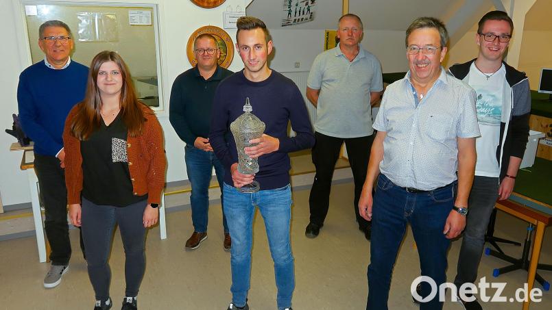 Den Siegern beim Kirchweihpokalschießen, Patrick Stengl (vorne, Mitte) sowie Elena-Maria Schlicht (vorne, links) und Thomas Stengl (vorne, rechts), gratulierten (hinten, von links) Bürgermeister Oskar Schuster, Vorsitzender Wolfgang Schlicht, Sportleiter Bernhard Stock und Zweiter Vorsitzender Adrian Käß. Bild: bsc