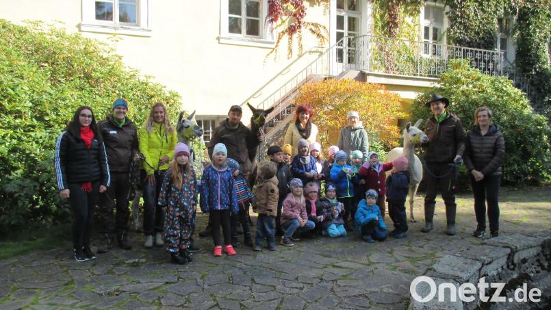Die Mädchen und Buben aus dem Kinderhaus vor dem Landschloss in Ernestgrün. Bild: Kinderhaus Bad Neualbenreuth/exb
