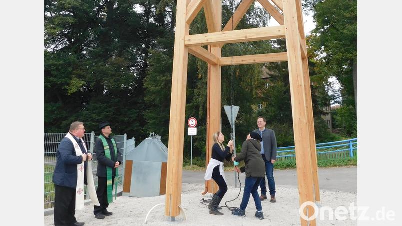 Emma Kausler und Laura Hertel ließen am Sonntagnachmittag im Beisein von den Geistlichen Sven Grillmeier aus Kirchenlaibach und Hartmut Klausfelder aus Neustadt am Kulm sowie Bürgermeister Christian Porsch (von links) erstmals wieder die Glocke auf dem neuen Glockenturm erklingen Bild: hai