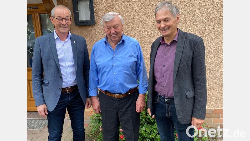Seinen 80. Geburtstag feierte Georg Schmidt (Mitte) aus Rieden, wie könnte es anders sein, in seinem Wirtshaus Hirschenwirt. Dazu gratulierten auch Bürgermeister Erwin Geitner und sein Stellvertreter Josef Weinfurtner (rechts) Bild: bö