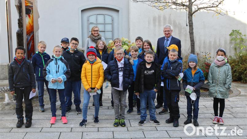 Bürgermeister Johannes Reger (hinten rechts) führte die Viertklässler in zwei Gruppen durchs Rathaus. Mit auf dem Bild ist Lehrerin Eva-Maria Schäffler (hinten links). Bild: njn