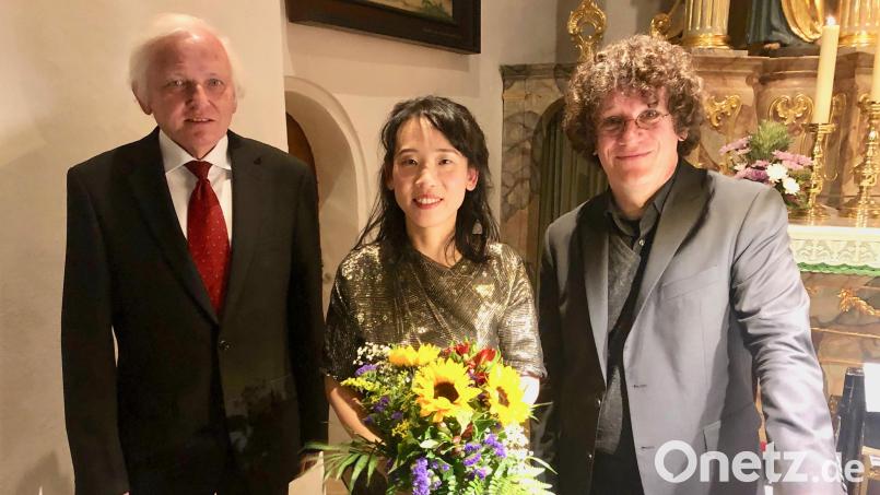 Für das Konzert dankt (von links) Martin Valeske (Chef des Anton Beer-Walbrunn Kunst- und Kulturvereins Kohlberg) Ji-Yeoun (Klavier) und Burkhard Maiß (Violine und Viola). Bild: dok
