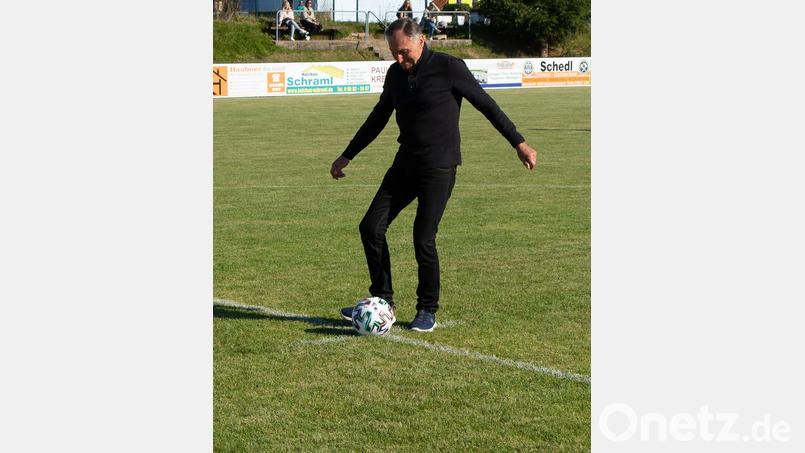 Johann Neugirg feierte kürzlich seinen 70. Geburtstag. Dem TSV Reuth schenkte der Jubilar aus diesem Anlass einen Fußball. Bild: Herbert Schell/exb