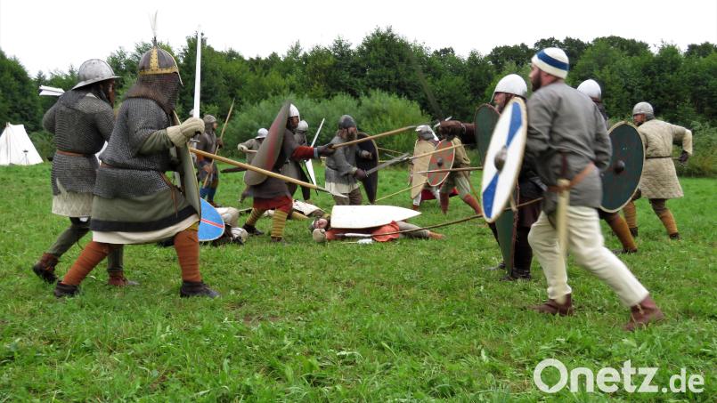 Der Umgang mit Waffen im Theaterspiel - wie hier im Bärnauer Geschichtspark - will gelernt sein und ist nicht ungefährlich. Wie auf einer Bühne mit Schwert und anderen Waffen gekämpft wird, erfahren Teilnehmer bei einem Workshop am 3. Dezember. Archivbild: ubb