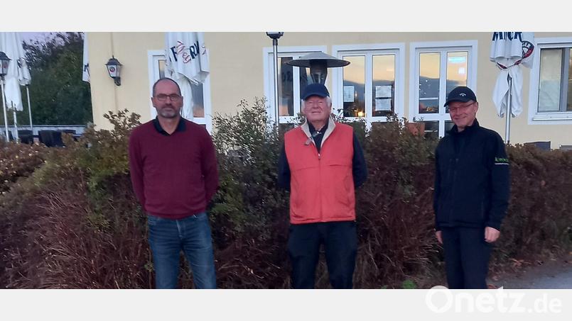 Heinz Engmann (links) und Manfred Tretter (rechts) waren die erfolgreichsten Teilnehmer des „Last Chance“-Turniers. Es gratulierte Golfclub-Stiftland-Präsident Wolfgang Ries. Bild: Golfclub Stiftland/exb