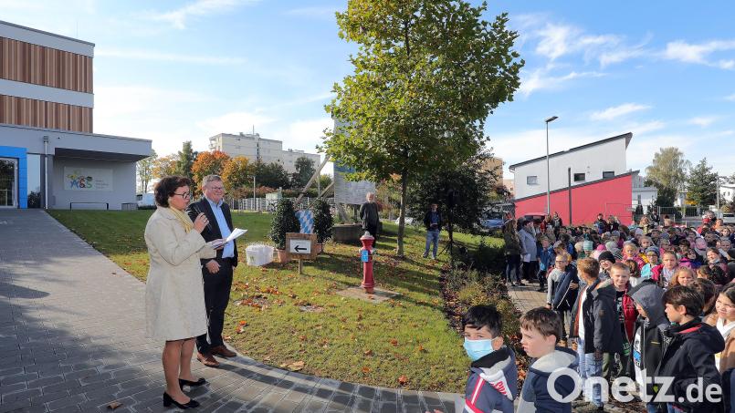 Schulleiterin Marion Weigl und Oberbürgermeister Michael Cerny (von links) hielten bei der Einweihung des Erweiterungsbaus der Albert-Schweitzer-Schule kurze Reden. Bild: Wolfgang Steinbacher