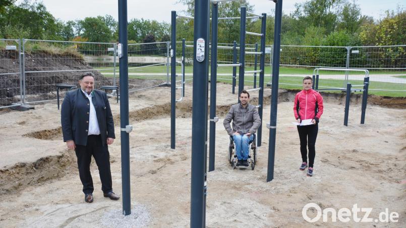 Bürgermeister Thomas Beer, Jochen Oswald und Sabine Eichinger vom Teublitzer Bauamt (von links) besichtigten den neu errichteten Calisthenics Park. Bild: Benjamin Fremmer/exb
