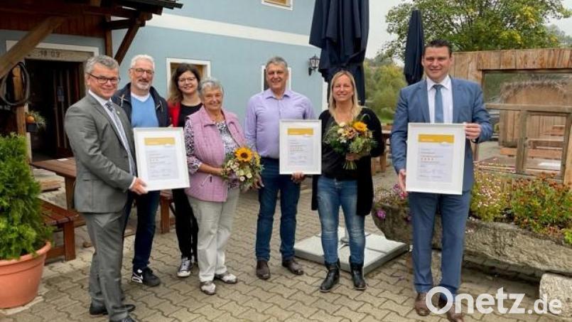 Bürgermeister Martin Birner, Tourismusfachmann Werner Dietrich, Elisabeth Stehr und Landrat Thomas Ebeling gratulierten Monika, Günter und Sabine Koller zur Auszeichnung. Bild: Tanja Berschneider/exb