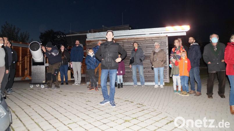 Der Blick zum Abendhimmel eröffnete Interessantes und Wissenswertes über die Himmelskörper. Johann Köppl erläuterte die Details. Bild: wel