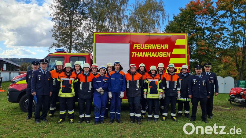 Die 14 Aktiven mit den Schiedsrichtern (von links) Kreisbrandmeister a. D. Willi Horn, Kreisbrandmeister Wolfgang Fischer sowie (von rechts) Kreisbrandinspektor Lorenz Müller mit Kommandant Florian Schwamberger. Bild: rdh