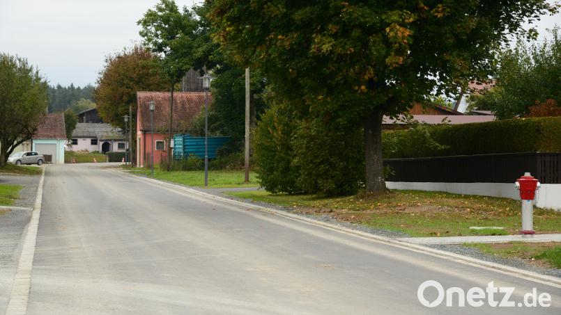 Im Zuge der Dorfsanierung wurde die Durchgangsstraße ausgebaut und Gehwege anlegt. Nicht zu sehen sind die neuen Kanäle, die Wasserleitungen und die vielen Leitungen für Internet, Strom und Straßenbeleuchtung. Bild: bey