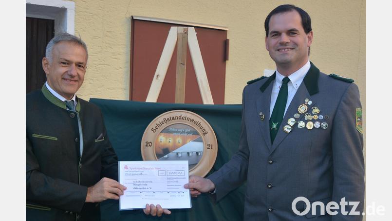 Landrat Roland Grillmeier (links) gratulierte mit einem Scheck in Höhe von 1000 Euro von der Sparkasse Oberpfalz Nord und überreichte diesen Vorsitzenden Armin Strohmaier. Bild: jr