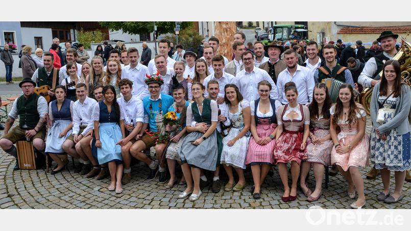 Die 15 Kirwapaare versammeln sich nach dem Austanzen zur Musik der „Boazn Briada“ am Kirwabaum. Bild: fdl