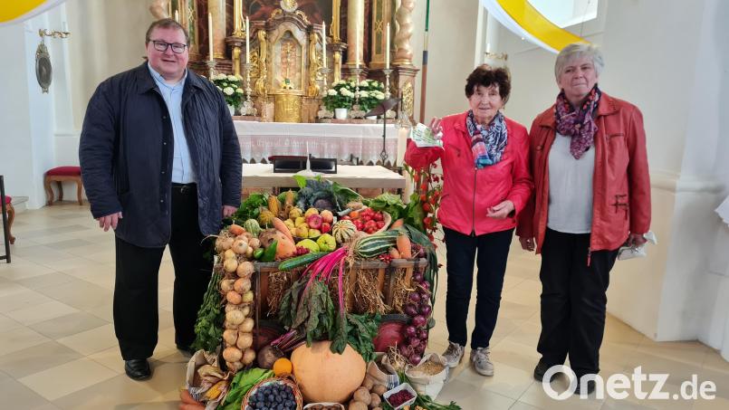 Für die Restaurierung der Mockersdorfer Kirchenorgel erhielt Pfarrer Sven Grillmeier von Agnes Horn und Regina Krywinski (von links) 1000 Euro. Bild: hai