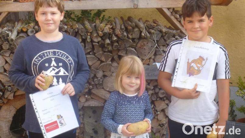 Die Kinder hatten schon beim Kartoffelanbau ihren Spaß und freuten sich über die kleinen Preise, die sie im Wettbewerb erhielten. Leon Pamler (rechts) wurde Kartoffelkönig. Bild: mad