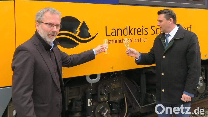 Mit einem Glas Sekt tauften Länderbahn-Geschäftsführer Wolfgang Pollety (links) und Landrat Thomas Ebeling (rechts) den Triebwagen der &quot;Oberpfalzbahn&quot; auf den Namen &quot;Landkreis Schwandorf&quot;. Bild: Hirsch