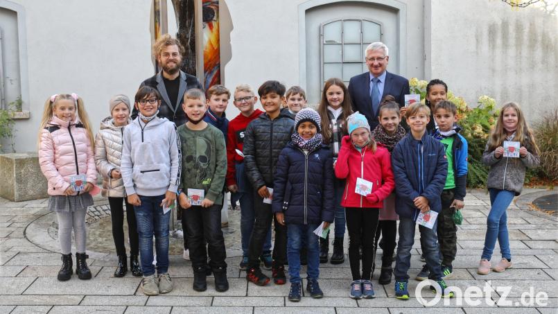 Bürgermeister Johannes Reger (hinten rechts) führte die Viertklässler in zwei Gruppen durchs Rathaus. Mit auf dem Bild ist Lehrer Michael Siegel (hinten links). Bild: njn