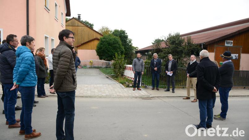 Am Sonnntagvormittag wurde die neue Ortsdurchfahrt Schwand im Beisein des fast kompletten Marktgemeinderates eingeweiht. Bürgermeister Reinhard Sollfrank (Dritter von rechts) und Architekt Markus Münchmeier (Vierter von rechts) erinnerten nochmals an den zeitlichen Ablauf der umfangreichen Baumaßnahme. Bild: bey