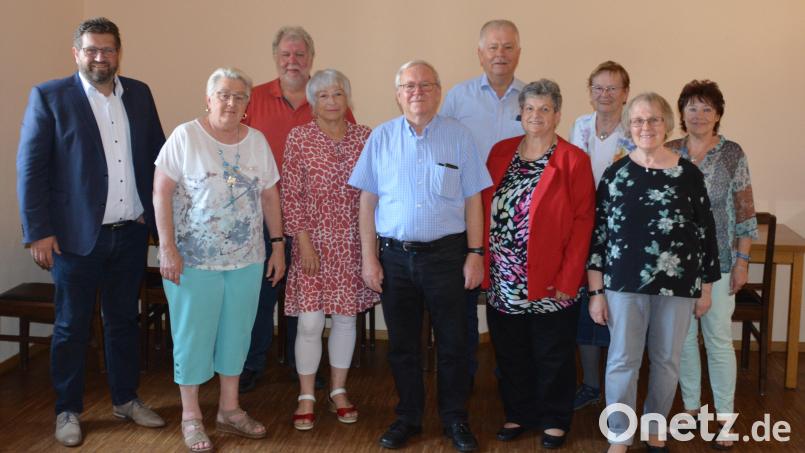 Die SPD-Arbeitsgemeinschaft 60plus hat gewählt (von links): Johannes Foitzik, Ingrid Weber, Dieter Weiß, Rita Weber, Vorsitzender Wolfgang Fesich, Bezirksvorsitzender Reinhold Strobl, Sonja Höcherl, Ursula Rähr, Gerlinde Müller und Ursel Jäger. Bild: Walter Pritzl/exb