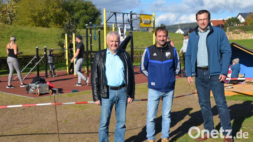 Bürgermeister Günter Kopp, SV-Vorsitzender Wolfgang Groß und Steinwald-Allianz-Geschäftsführer Martin Schmidt (von links) eröffneten die Anlage. Bild: ak