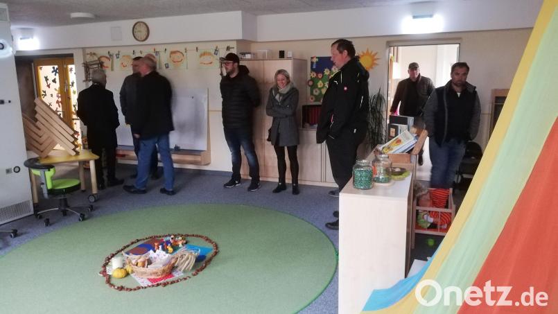 Der Umbau der Räume für die Kindergarten-Gruppe Fuchsbau in der Grundschule ist gelungen. Davon überzeugen sich die Gemeinderäte. Bild: gmü