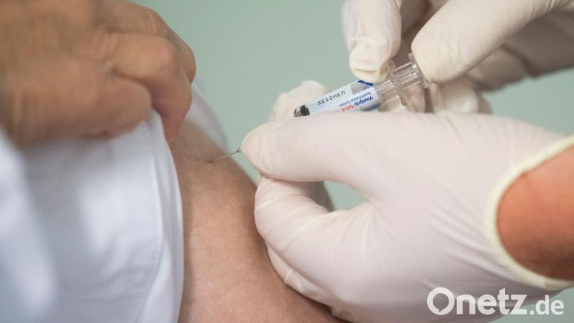 In vielen Arztpraxen mangelt es an Grippeimpfstoffen. Symbolbild: Julian Stratenschulte/dpa