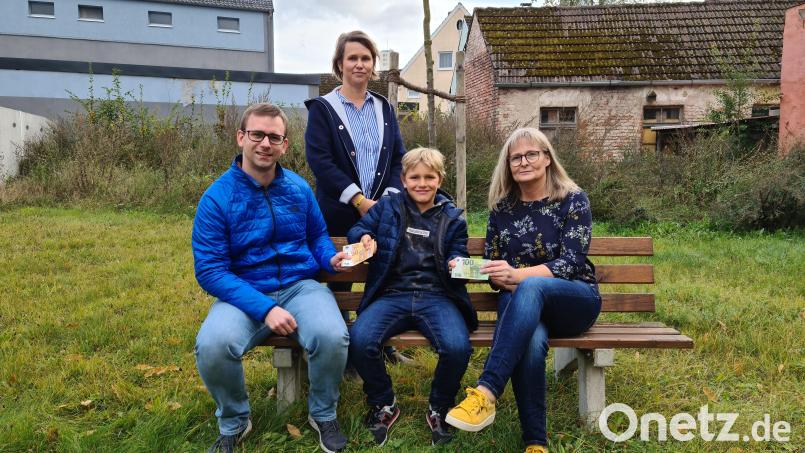 Die Stadt Grafenwöhr und weitere Sponsoren unterstützen die Fahrt der Klasse 4a nach München. Auch die JU mit Vorsitzendem Stefan Pappenberger (links) und die CSU um Anita Heßler (rechts) beteiligen sich mit je 100 Euro . Bild: sne