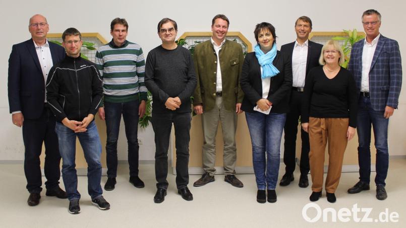 Der neue Vorstand der Lebenshilfe (von links): Eduard Freisinger, Alexander Seitz, Ralph Schmitt, Stefan Täschner, Martin Schafbauer, Ulrike Breuer, Bernhard Vahle, Petra Maier und Hermann Falk. Bild: Theresa Ströhl/exb