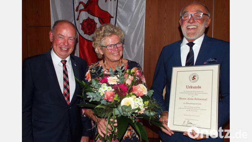 Bürgermeister Roland Strehl (von links) überreicht Alois Schwanzl, hier mit Ehefrau Angelika, die Ernennungsurkunde zum Ehrenbürger der Gemeinde Kümmersbruck. Bild: e