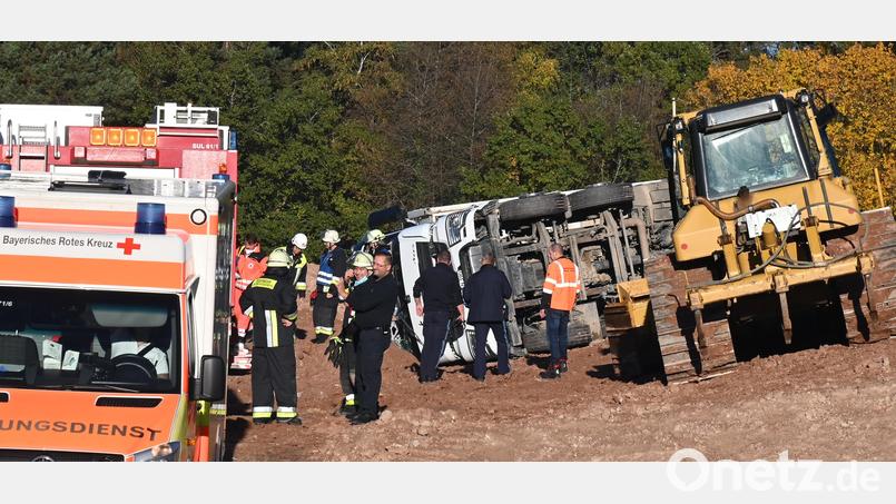 Bei Erdarbeiten kippte am Mittwochvormittag auf der ehemaligen Deponie "Erzhülle" ein Lkw um. Dabei verletzte sich der Fahrer mittelschwer am Rücken und es entstand hoher Schaden. Symbolbild: gf