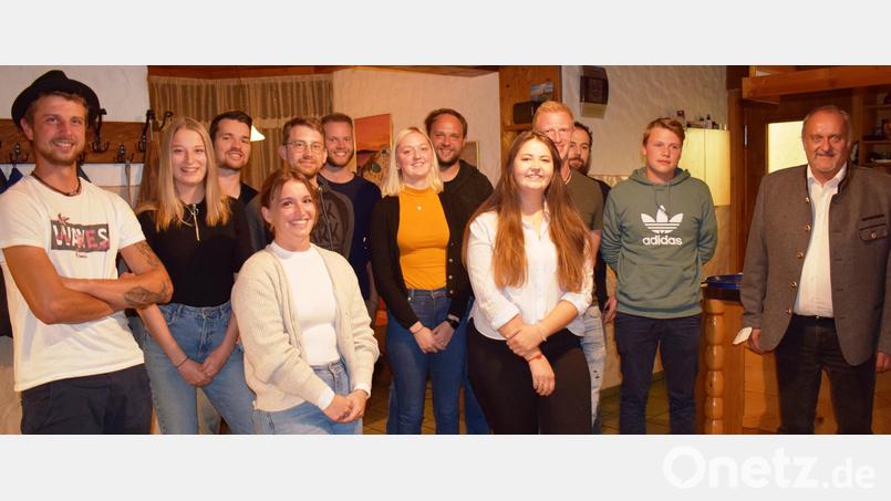Einen neuen Vorstand wählt die Kirwagemeinschaft Ammerthal. Bürgermeister Anton Peter (rechts) gratuliert. Bild: oe