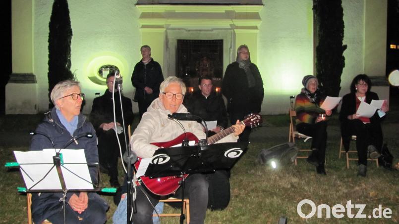 Das Duo Raureif mit Gisela Rail (vorne, rechts) und Ulrike Rauch (vorne, links) gestaltetet mit Gitarre und Gesang die Andacht vor der Moritzkirche. Bild: sei