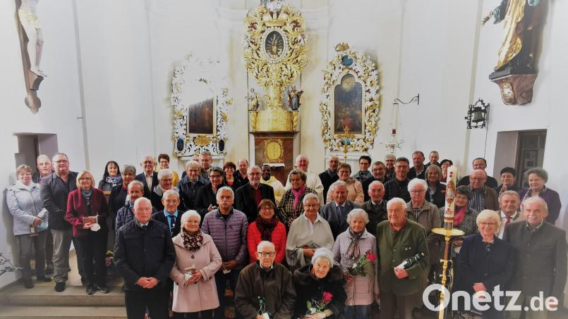 66 Jahre sind Annemarie und Michael Hummer aus Vohenstrauß (vorne stehend mit Rose) verheiratet und auf sagenhafte 71 Ehejahre bringen es Maria und Erich Lorenz (sitzend, vorne). Beide Paare nahmen an der Ehejubilarfeier in Eslarn teil. Bild: gz