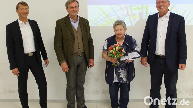 Lisbeth Stiegler (Zweite von rechts) wurde für ihr Engagement in der Elternvertretung der Jura-Werkstätten geehrt. Dazu gartulierten (von links) stellvertretender Vorsitzender Bernhard Vahle, Bezirkssprecher Berthold Kellner und Vorsitzender Eduard Freisinger. Bild: Theresa Ströhl/exb