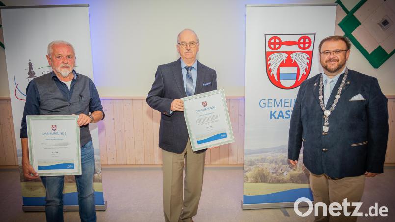 Dankurkunden nahmen Max Kirchberger und Bruno Haberkorn (von links) entgegen. Bild: jsa