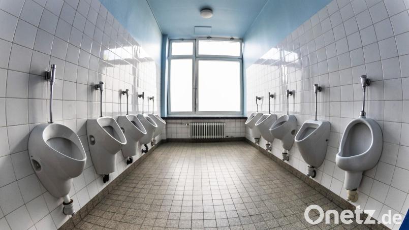 Die Toiletten, die weder optisch noch geruchlich begeistern, versprühen eher das Flair einer veralteten Bundeswehrkaserne. Bild: dtr