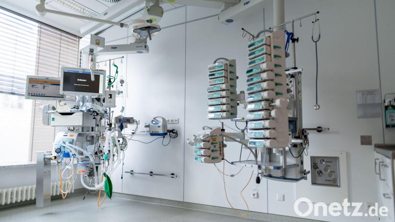 In vielen bayerischen Kommunen werden Intensivbetten knapper. Symbolbild: Fabian Strauch/dpa