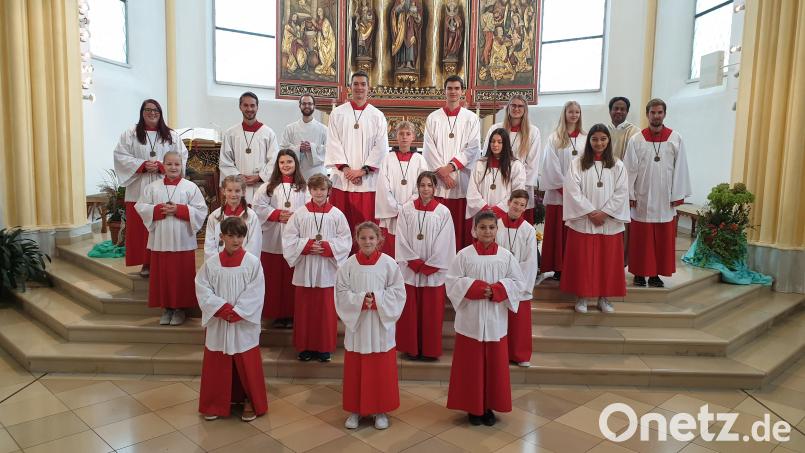 Ausgeschiedene und neue Ministranten der Pfarrei Herz Jesu Rosenberg. Bild: Richard Beer
