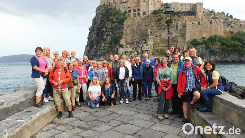 Eine rund 220 Meter lange Brücke verbindet Ischia Ponte mit dem Castello Aragonese, dessen imposante Erscheinung die Teilnehmer der VHS-Studienreise “Kultur und Genuss-Wandern” als Kulisse für ein Gruppenfoto nutzten. Bild: Manfred Haas/exb