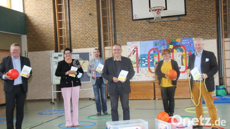 Oberbürgemeister Michael Cerny, SPD-Stadtratsfraktionsvorsitzende Birgit Fruth, der Leiter des städtische Schul- und Sportamts,Bernhard Scheidig (von links) und Schulreferent Fabian Kern (rechts) übergaben dem Leiter der Willmannsschule, Norbert Knauer (Dritter von rechts) in Anwesenheit der Elternbeiratsvorsitzenden Stephanie Wagner (Zweite von rechts) zwei Pausenhofkisten. Bild: ads