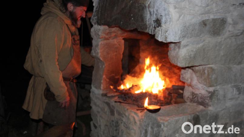 Ein Schmied schmiedete mitten in der Nacht seine glühenden Eisen. Bild: kro