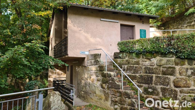 Das Allzweckgebäude an der Schönbergbühne. Die Toiletten sollen baldigst erneuert werden. Bild: sne