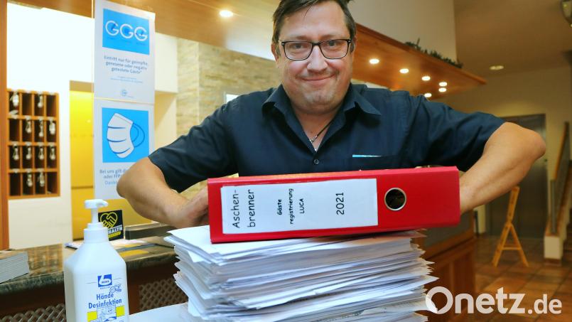 Daniel Aschenbrenner atmet auf: Dass die Kontaktdatenerfassung wegfällt, ist für ihn eine große Erleichterung. Auf dem Tisch: Die Kontaktdaten von diesem Jahr. Bild: Wolfgang Steinbacher