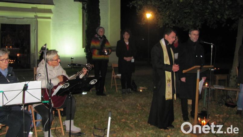 Das Duo Raureif (links) und die Pfarrer Andreas Ruhs (rechts) und Thomas Kohlhepp (Zweiter von rechts) gestalteten die ökumenische Taizé-Andacht vor der Moritzkirche. Texte lasen Rosi Uschold, Elke Wiesner und Renate Puckschamel. Der Abend wurde vom Förderverein um Vorsitzenden Harald Puckschamel vorbereitet. Bild: sei