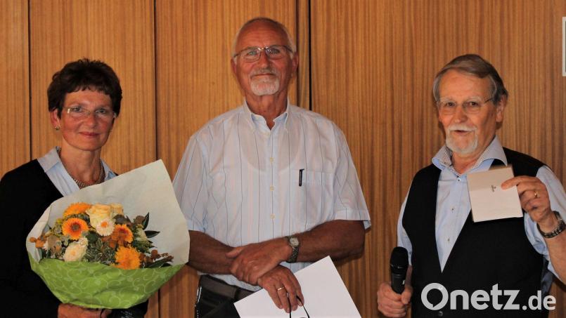 Karl-Heinz Irmer (Mitte) wurde für über 20-jährige Tätigkeit im Vorstand des Diakonievereins geehrt. Dazu gratulierten Ehefrau Rosi und Vorsitzender Siegfried Balzer. Bild: Diakonieverein/exb