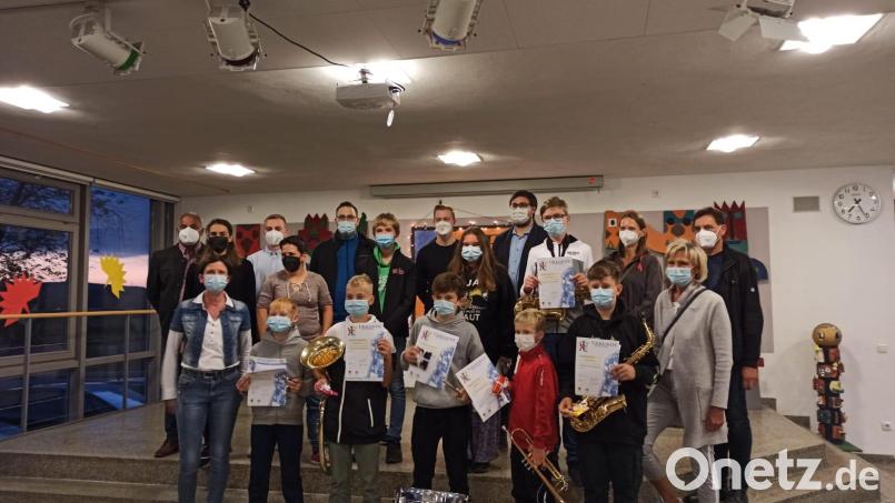 Die erfolgreichen Jungmusiker mit den Verantwortlichen der Blaskapelle Pirk und der Schule. Bild: hme