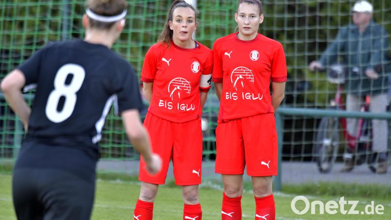 Die Theuerner Abwehr um Kapitänin Lena Götz (im roten Trikot links) muss sich auf einen ungemütlichen Nachmittag in Niederbayern einstellen. Archivbild: Hubert Ziegler