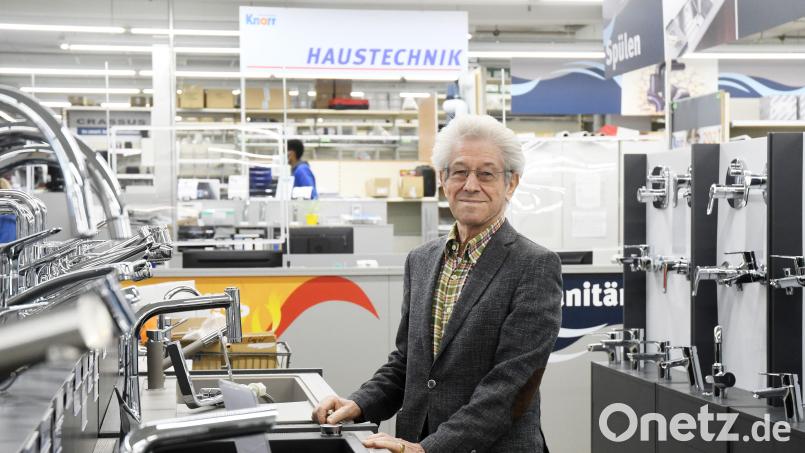 Zwischen Armaturen und Schrauben, Werkzeug und Fertigteilen hat Dieter Kirchgeßner einen Großteil seines Lebens verbracht. Nun legt er die Firma Eisen-Knorr samt ihrer Mitarbeiter in die Hände von Stefan Ziegler. Bild: Gabi Schönberger